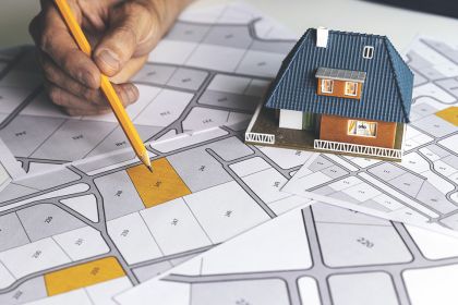 Foto: Bleistift zeigt Katasterplan